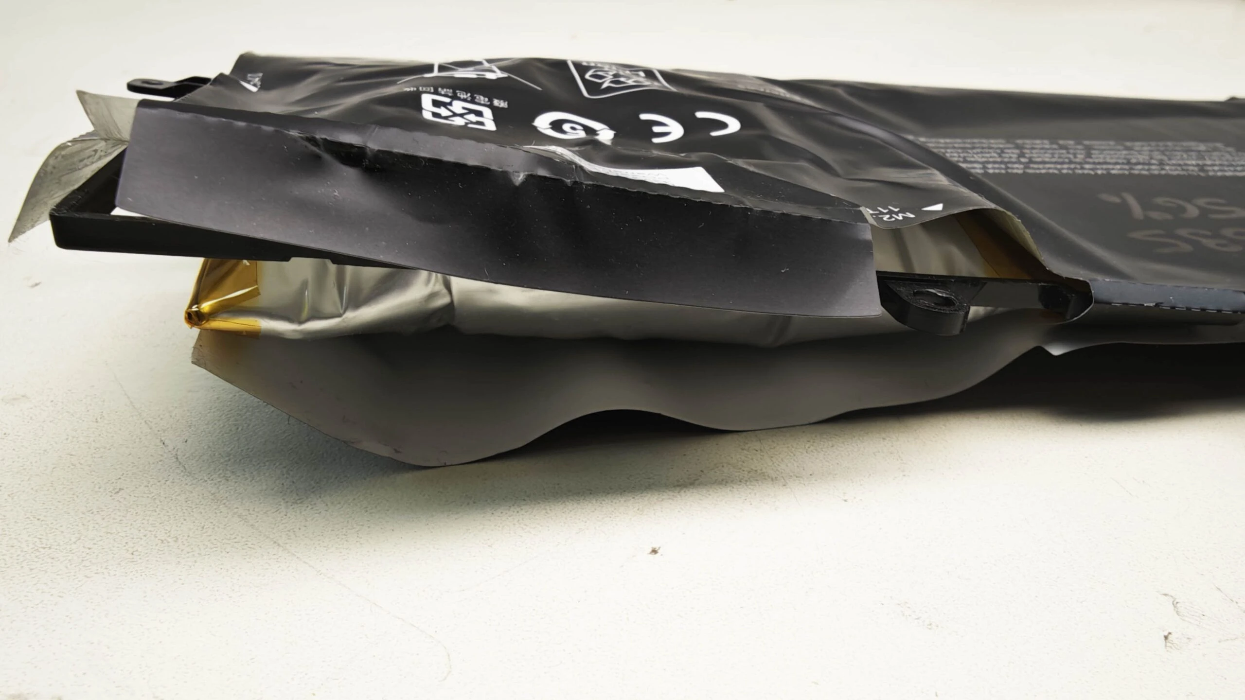 Batería HP 816238-850 completamente hinchada en HP 13-d000ns