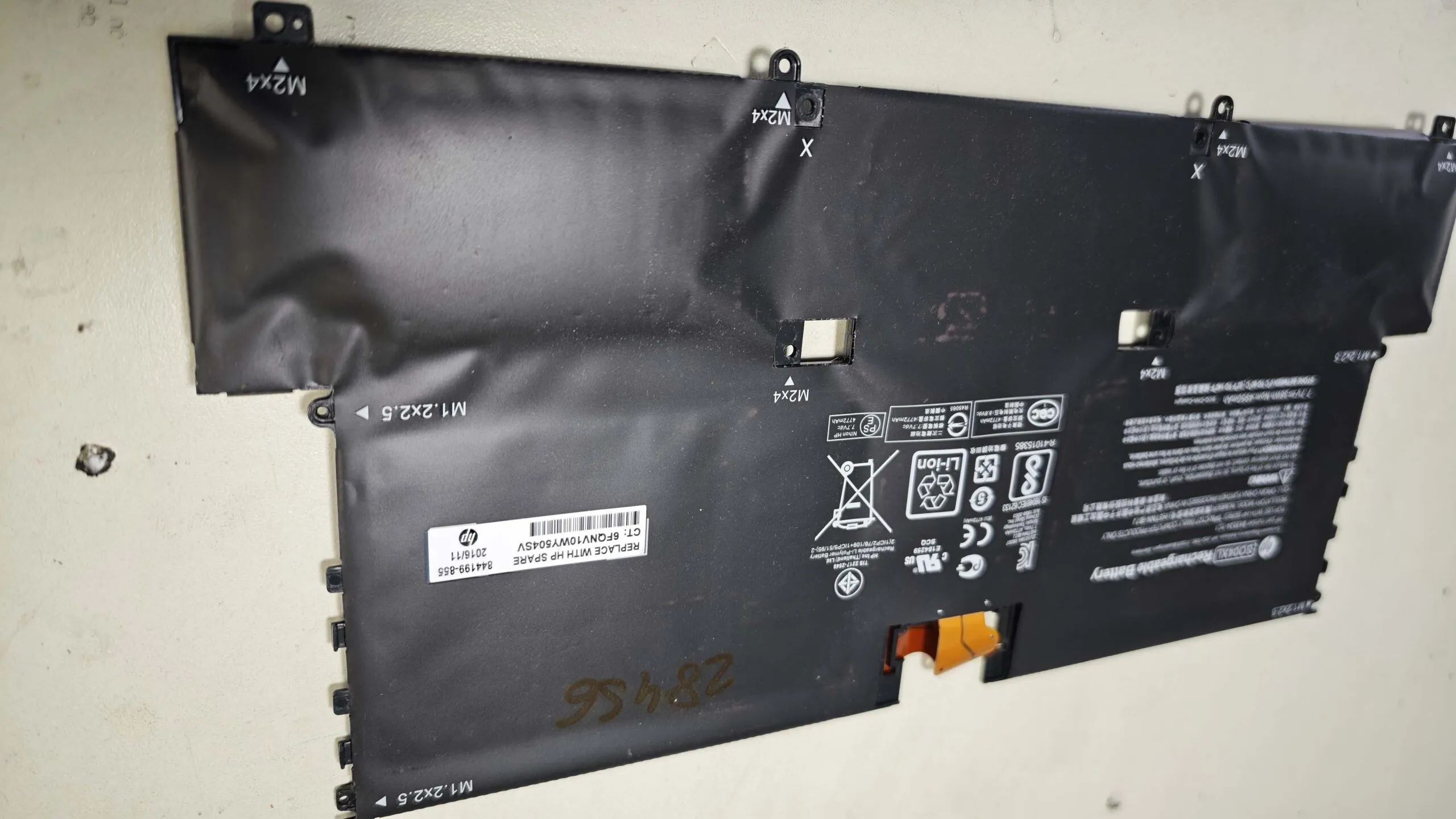 Batería hinchada HP 844199-855 en Spectre Pro 13 G1