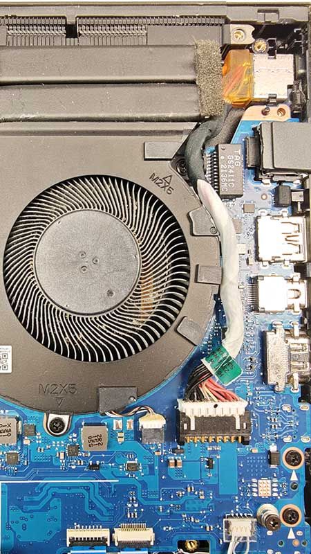 Diagnóstico de “conectado y sin cargar” en portátil HP: placa base y ventilador durante revisión del circuito de carga