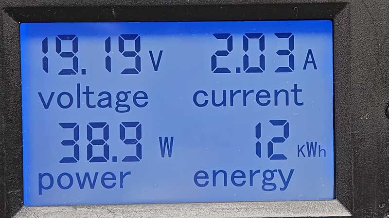 Pantalla de medición de cargador: voltaje 19.19V, corriente 2.03A y potencia 38.9W durante prueba