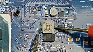 Reparación electrónica de placa base en portátil HP: zona de carga y alimentación